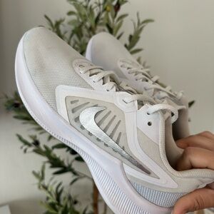 Nike Downshifter 10 White/silver Women’s Size 8.5